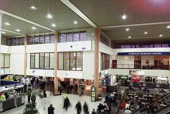Закъсняващ пътник нарочно предизвика евакуацията на летище
