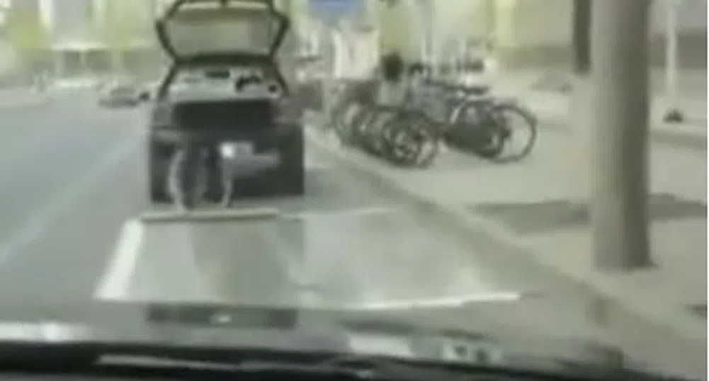 Тази жена вози фалшиво паркомясто в багажника си