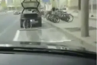 Тази жена вози фалшиво паркомясто в багажника си