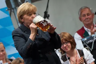 Меркел дължи на партията си 9500 евро членски внос