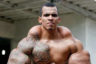 Бодибилдър рискува живота си за големи мускули (видео)