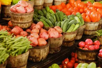 По-скъпи краставици и зеле, доматите с 8% по-евтини