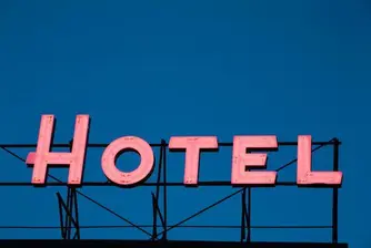 Цените на хотелските нощувки падат с 14% по света