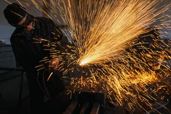 Оковани с вериги латвийци искат смяна на режима в страната
