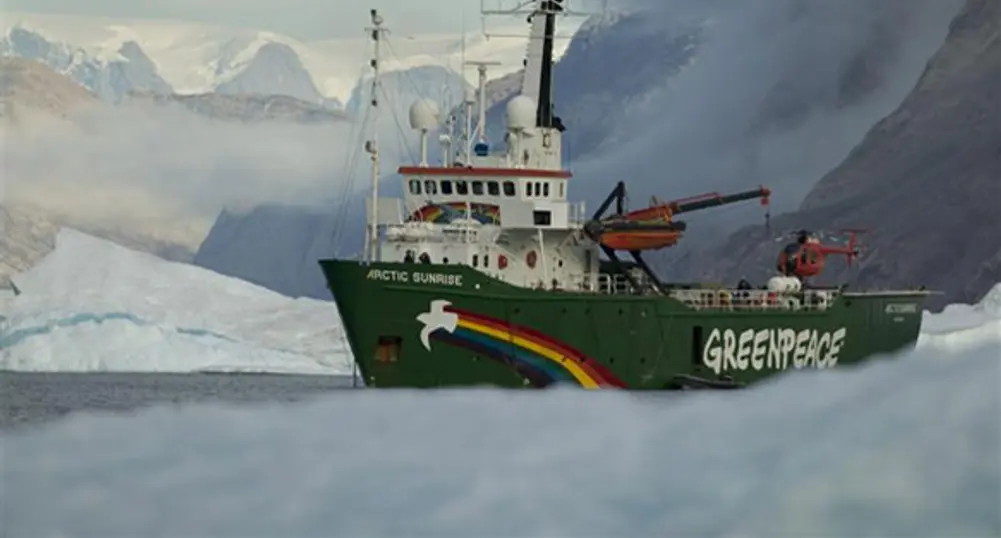Активисти на Greenpeace атакуваха кораб на Роснефт