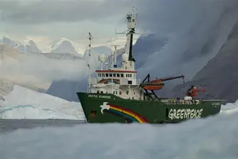 Активисти на Greenpeace атакуваха кораб на Роснефт