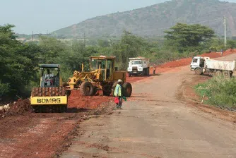 Украйна кани родни строители на пътища