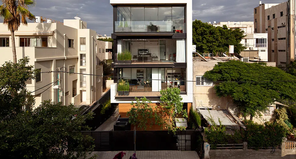 Идеалната градска къща: пет етажа и басейн на покрива