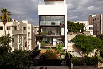 Идеалната градска къща: пет етажа и басейн на покрива