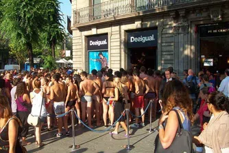 500 полуголи испанци на опашка за промоция