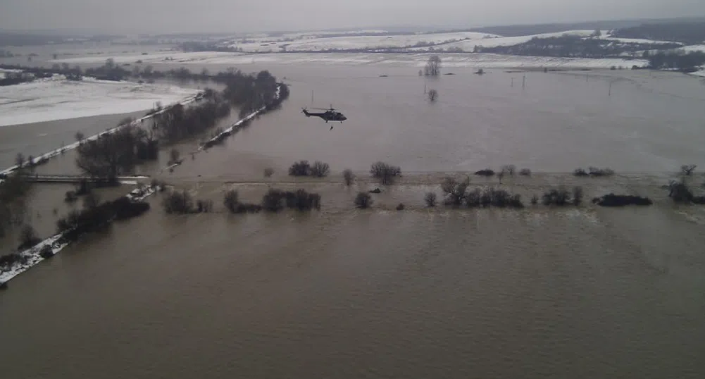 Предупредиха за риск от наводнения по поречията на три реки