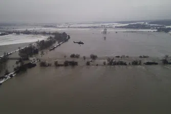 Предупредиха за риск от наводнения по поречията на три реки