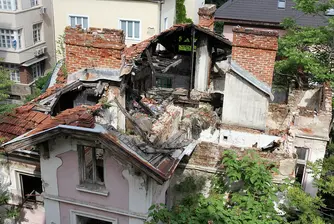 Събарят опасни сгради във Варна