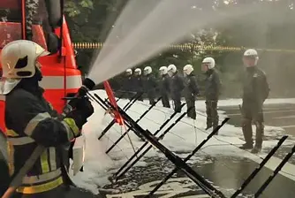 Пожарникари срещу полицаи на протест в Брюксел