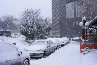 Втори ден София е блокирана от снега
