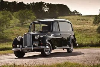 Колата на Джон Ленън отива на търг