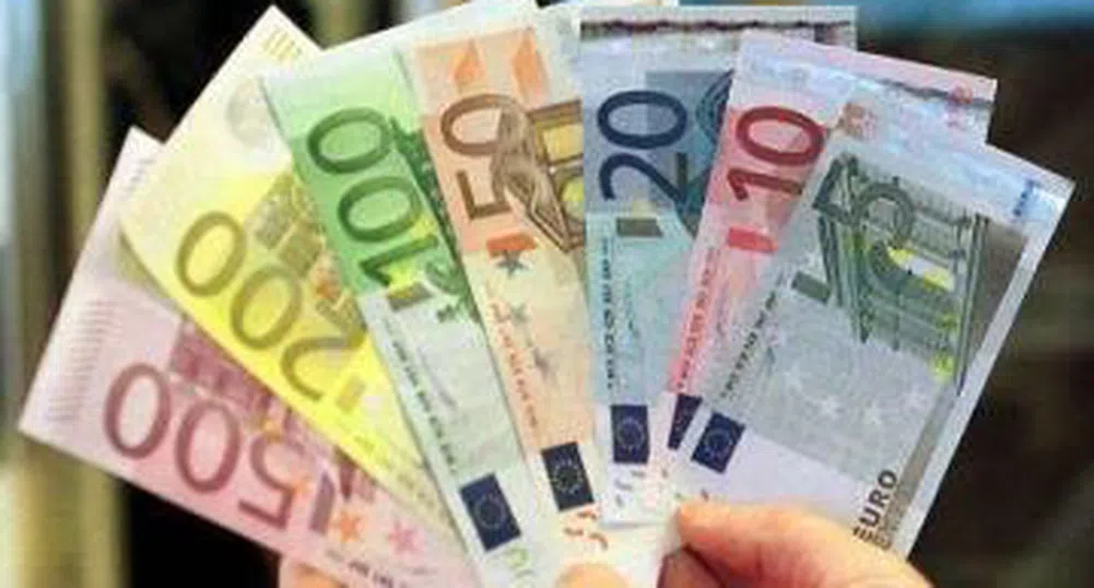 Еврото остава под натиск