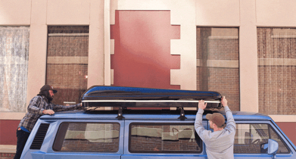 Те създадоха палатка върху покрива на кола