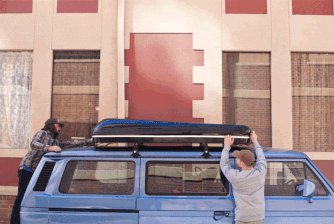 Те създадоха палатка върху покрива на кола