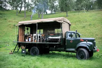 Стар камион, превърнат в хотел