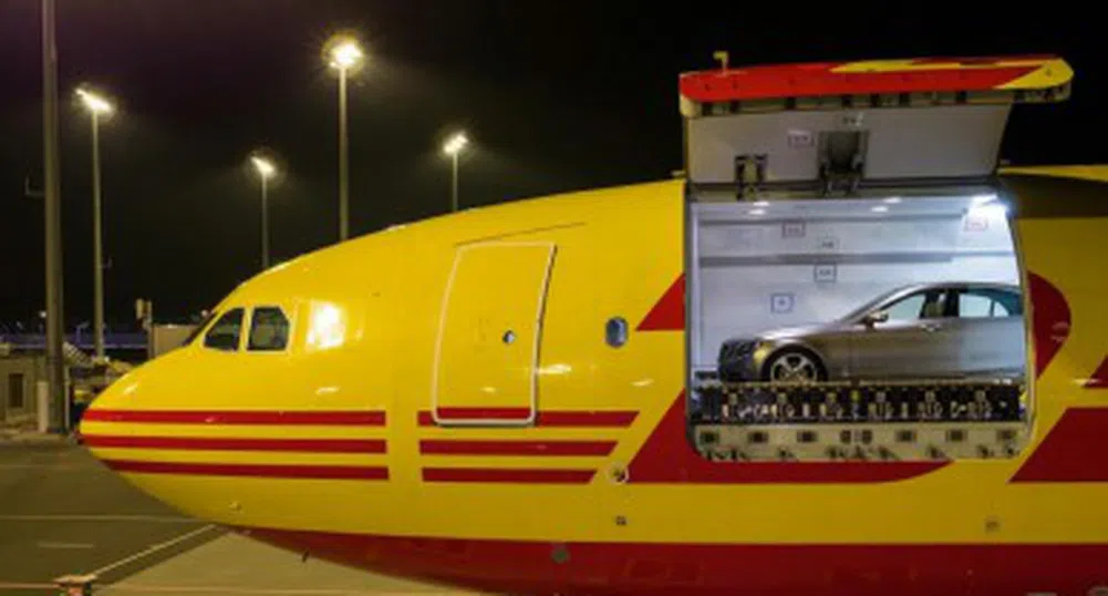 Mercedes S-Class пристигна със самолет за премиерата си