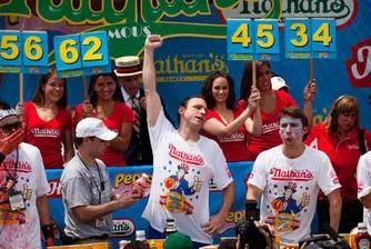 Американец погълна 62 хотдога за 10 минути