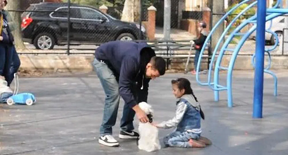 Вижте колко е лесно детето ви да тръгне с непознат (видео)