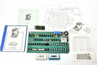 Рядък Apple 1 компютър привлича колекционери в онлайн търг