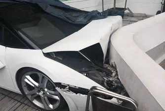 Служител в хотел потроши Lamborghini, докато я паркира (видео)