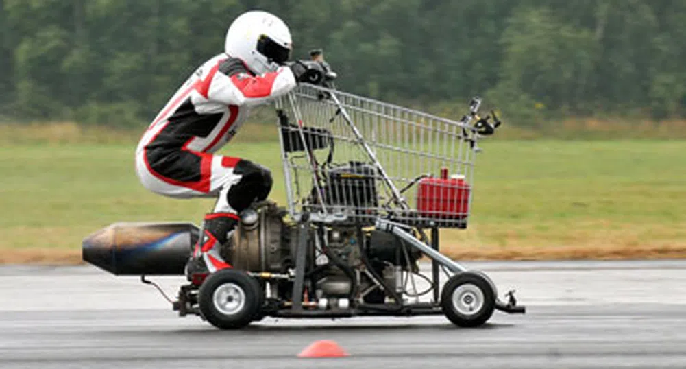 Британец кара със 116 км/ч ... пазарска количка