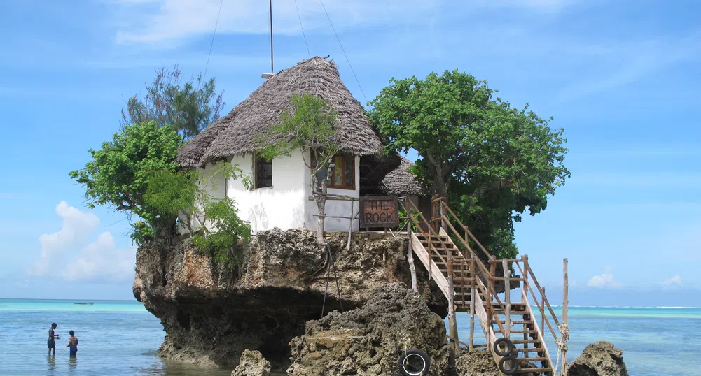 The Rock – незабравимият ресторант, кацнал на скала сред океана