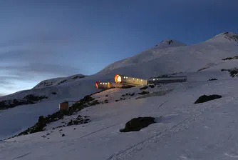 Руснаците полудяха по хотел на най-високия връх в Европа