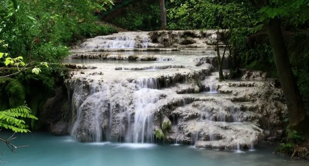30 спасители търсят затрупаните при Крушунските водопади