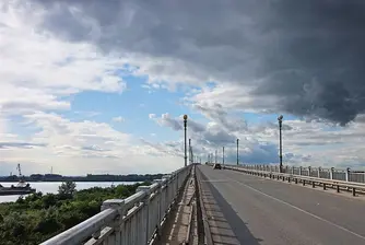 Спират временно движението по Дунав мост