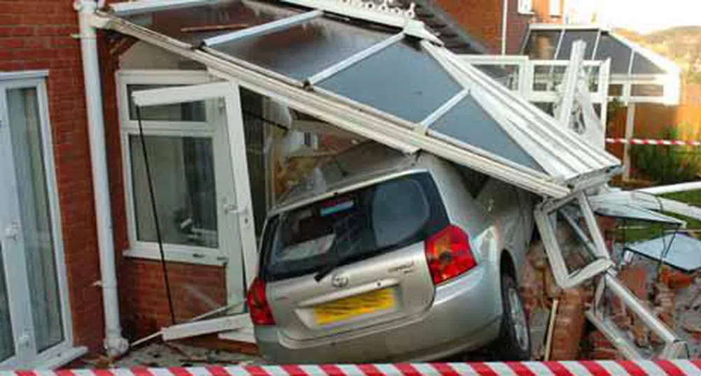 Срутена стена смаза 7 коли в центъра на София