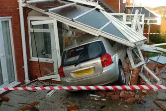 Срутена стена смаза 7 коли в центъра на София