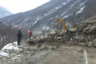 Продължават взривните работи на пътя Девин - Кричим