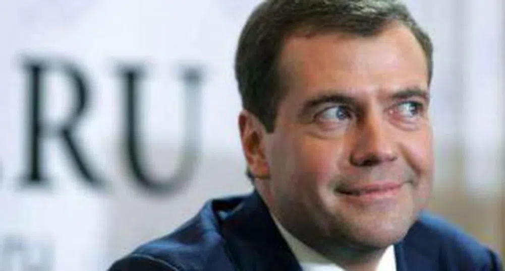 Медведев нареди на централната банка да защитава рублата