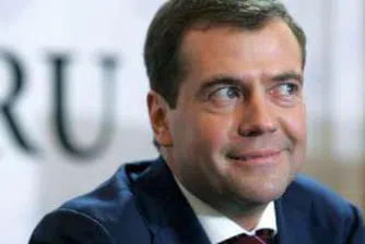 Медведев нареди на централната банка да защитава рублата