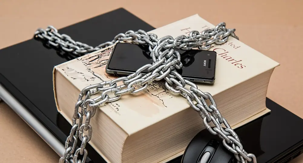 Смартфоните са опасни за здравето: причиняват Синдром на Титце