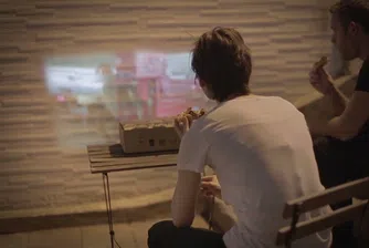 Пицария доставя поръчката ви в кутия с проектор за филми