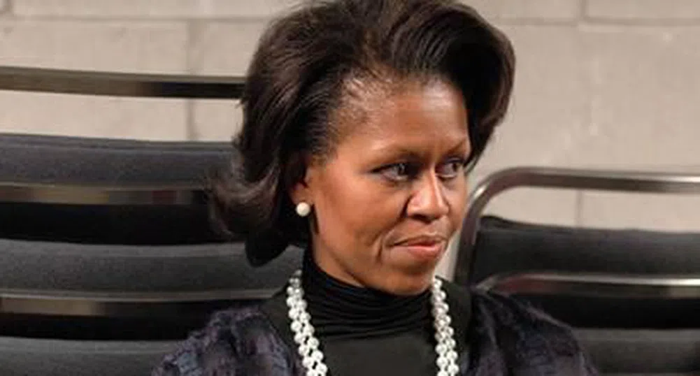 Мишел Обама скандализира Индонезия, ръкува се с министър