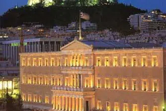 1 900 евро - заплата за чистачка в гръцкия парламент