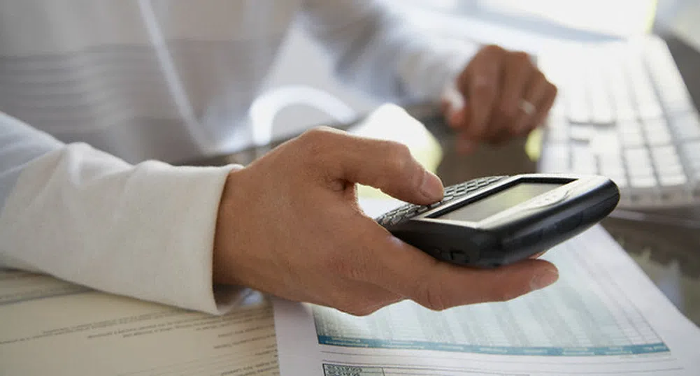 Проверяват комисионните на банките за парични преводи