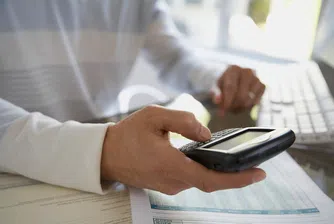 Проверяват комисионните на банките за парични преводи