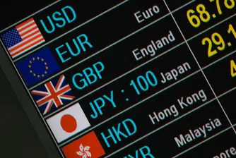 Доларът отстъпи след положителните данни от САЩ