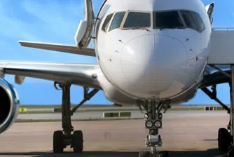 Самолет излезе от пистата на летище Варна, има ураганен вятър