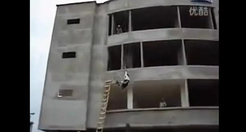 Когато си акробат и строителен работник едновременно (видео)