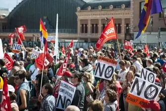 Протестиращи в Испания искат съд за банките