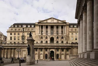 Английската централна банка понижи прогнозата си за растеж